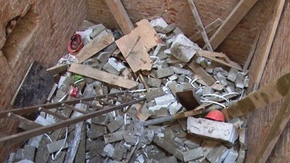 Рабочие упали вместе с конструкциями дома с высоты шестого этажа