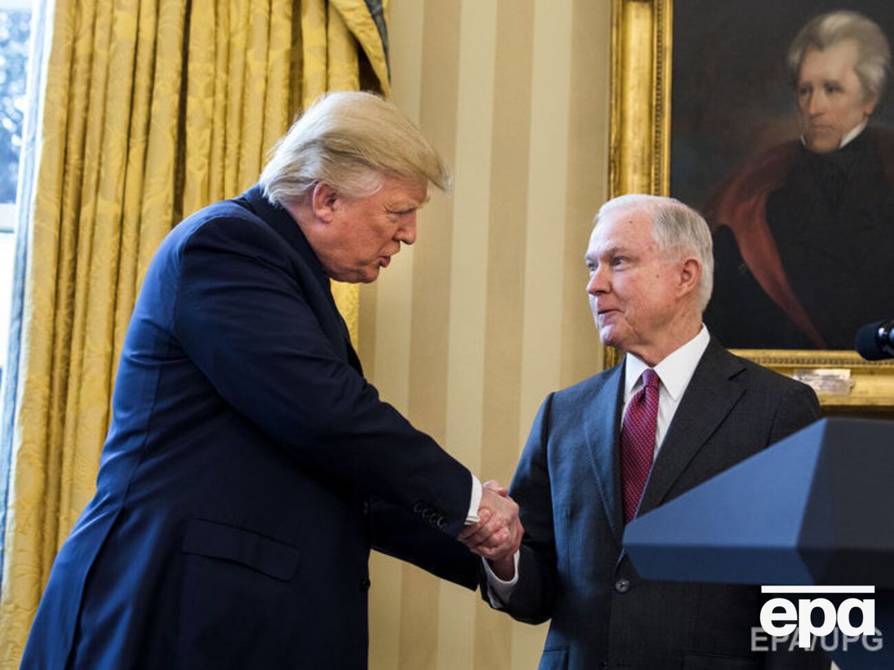 Трамп считает, что Сешнс не должен "брать самоотвод"&nbsp;по делу о расследовании вмешательства России в выборы в США