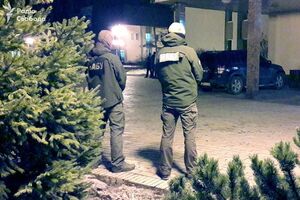 Сотрудники НАБУ у больницы в Феофании