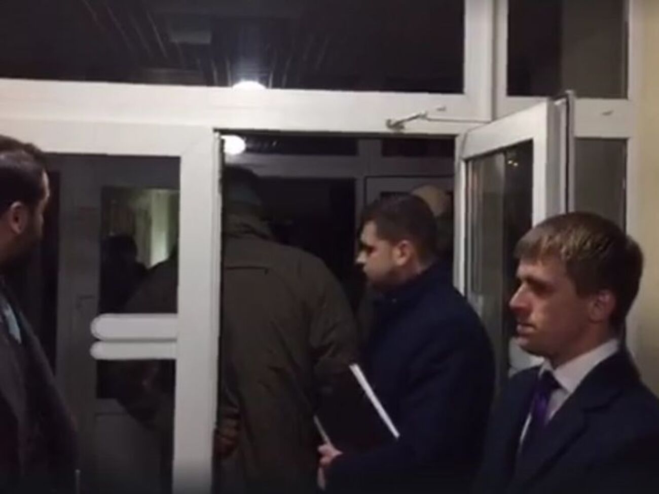 Детективы у входа в "Феофанию"