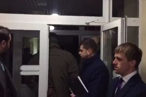 Детективи біля входу до "Феофанії"