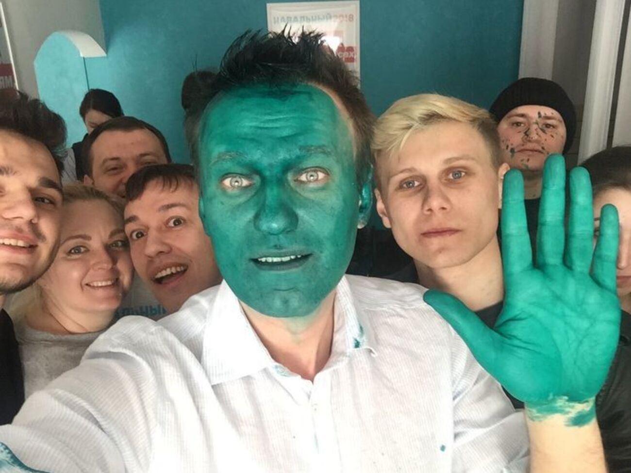 Навального облили зеленкой