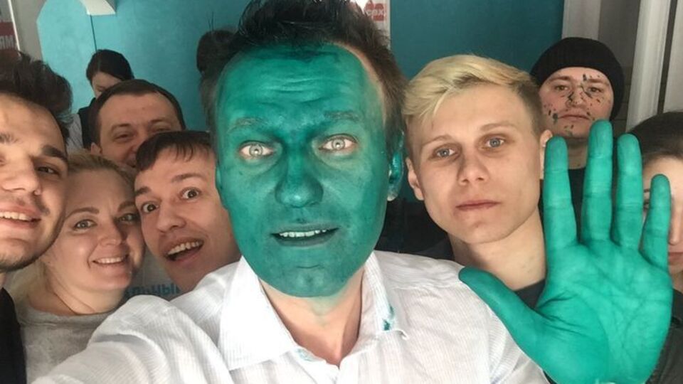 Навального облили зеленкой