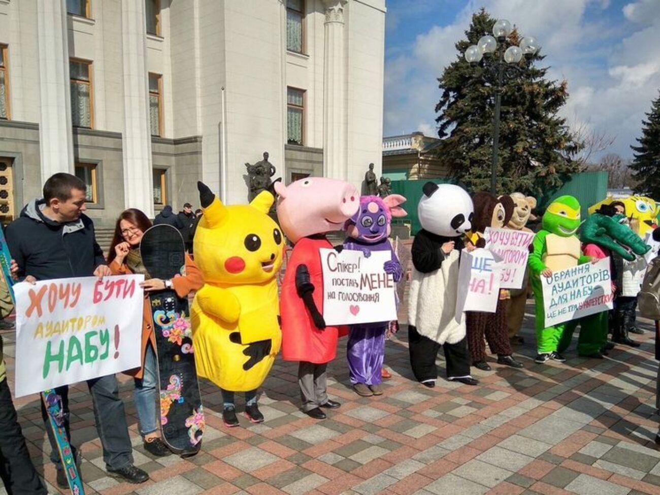 Активисты нарядились в костюмы героев мультфильмов