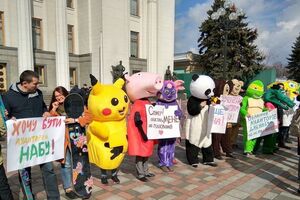 Активисты нарядились в костюмы героев мультфильмов