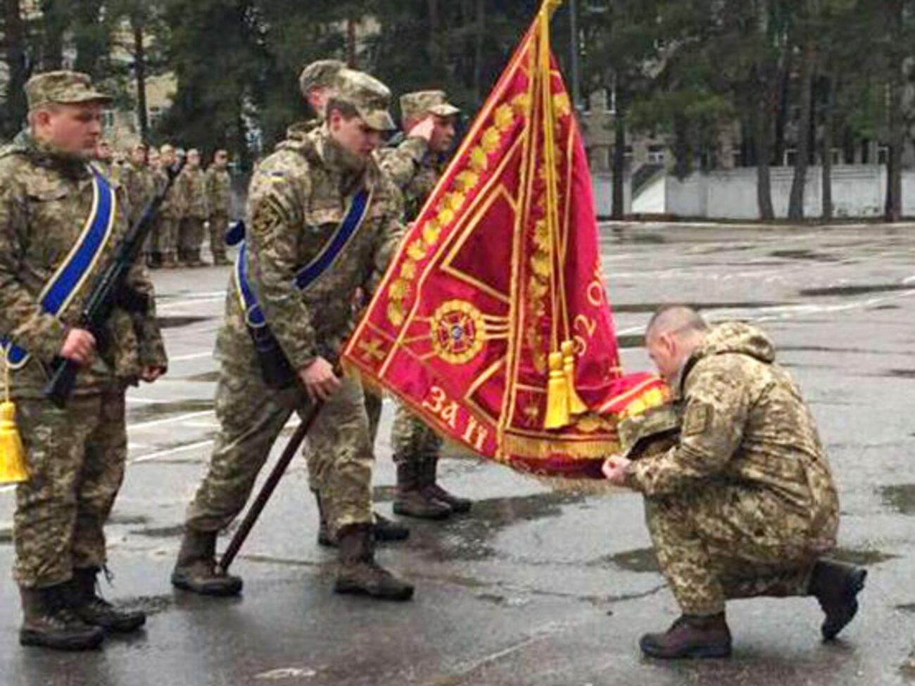 Николюк прощается со знаменем бригады