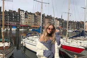 Дочь Пескова рассказала, что ее дедушку, закончившего 45-летнюю службу в МИД и ушедшего на пенсию, в поликлинике из отдела для "послов" перевели в отдел "доживающие"