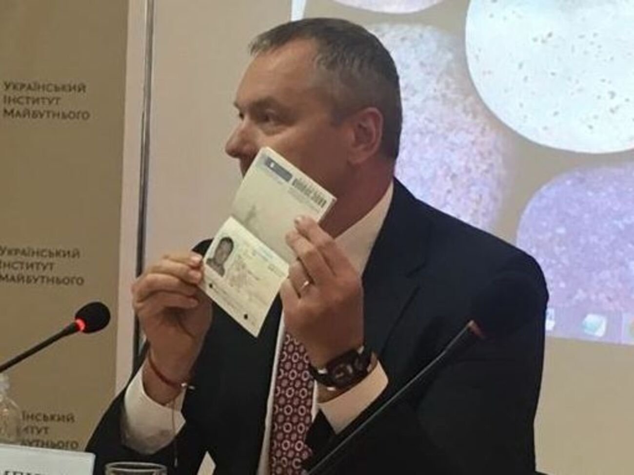 Артеменко стверджує, що має два громадянства, але один паспорт &ndash; український