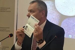 Артеменко стверджує, що має два громадянства, але один паспорт – український