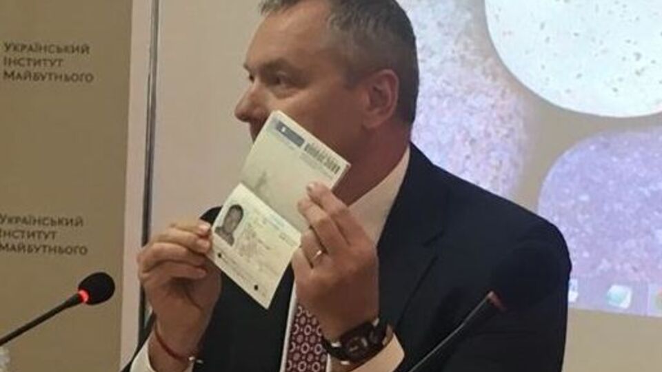 Артеменко стверджує, що має два громадянства, але один паспорт – український