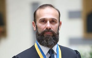 Артур Емельянов: Возможно, господин Бенедисюк припомнил, в отношении кого в последнее время ВСП выносил решение с вопиющими нарушениями закона. И решил, что эти люди "мстят"