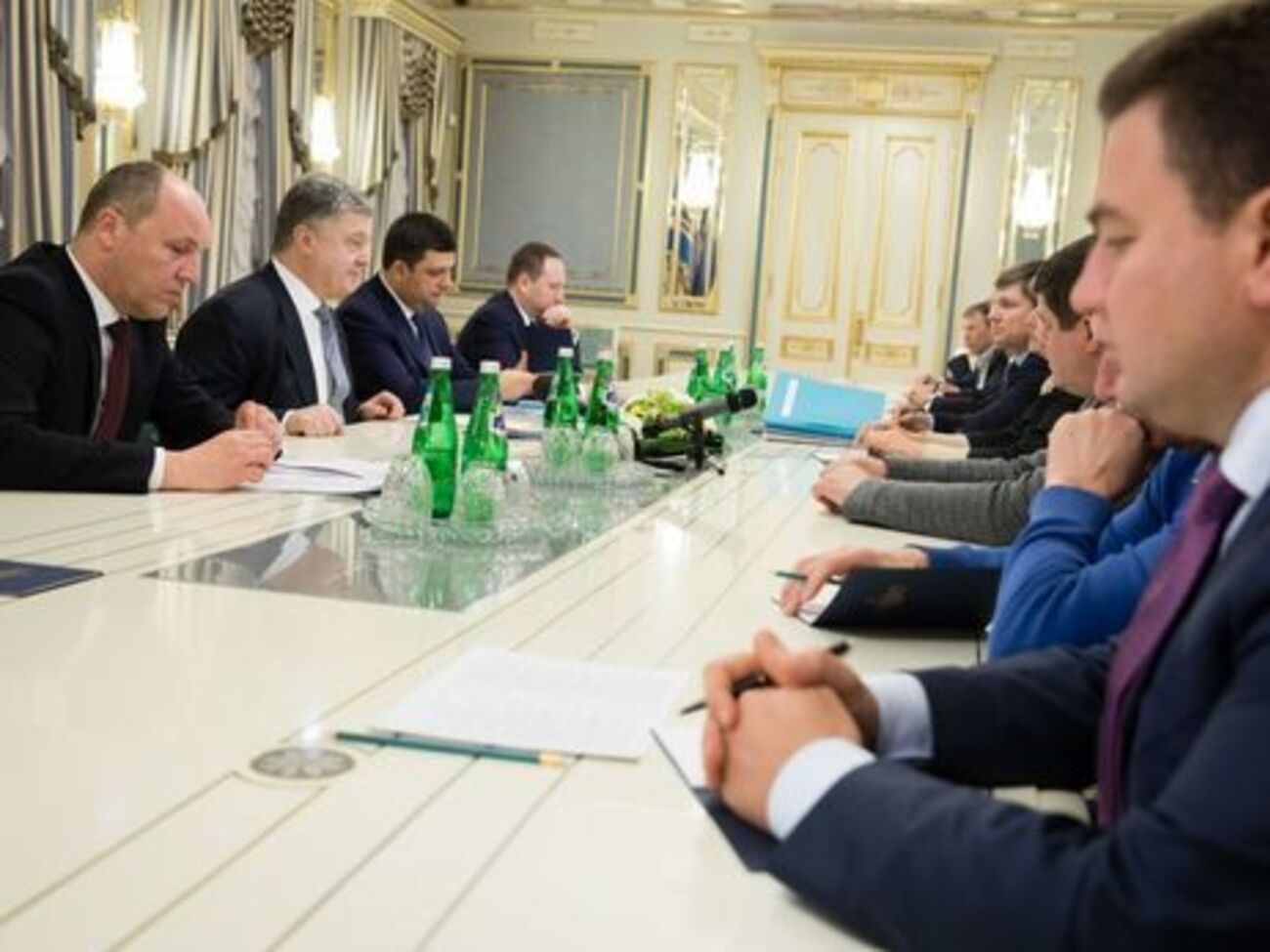 Увечері 20 березня Порошенко зустрівся з керівниками парламентських фракцій і груп та прем'єр-міністром Володимиром Гройсманом