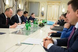 Увечері 20 березня Порошенко зустрівся з керівниками парламентських фракцій і груп та прем'єр-міністром Володимиром Гройсманом