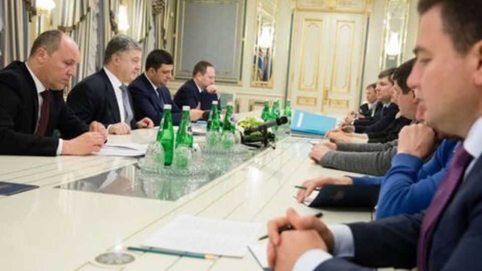 Увечері 20 березня Порошенко зустрівся з керівниками парламентських фракцій і груп та прем'єр-міністром Володимиром Гройсманом