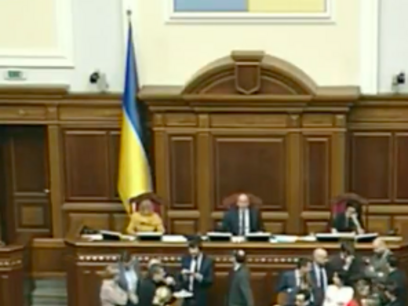 Депутаты заблокировали трибуну