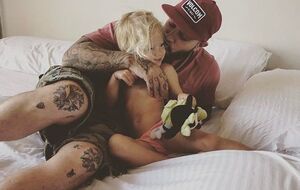 Тимати: Уже целых три года! Мы с мамой тебя любим и желаем, чтобы ты не росла так стремительно быстро. Мы за тобой не успеваем