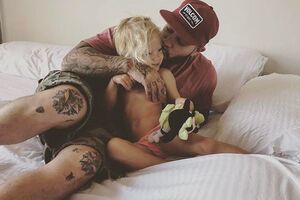Тіматі: Уже цілих три роки! Ми з мамою тебе любимо і бажаємо, щоб ти не зростала так швидко. Ми за тобою не встигаємо