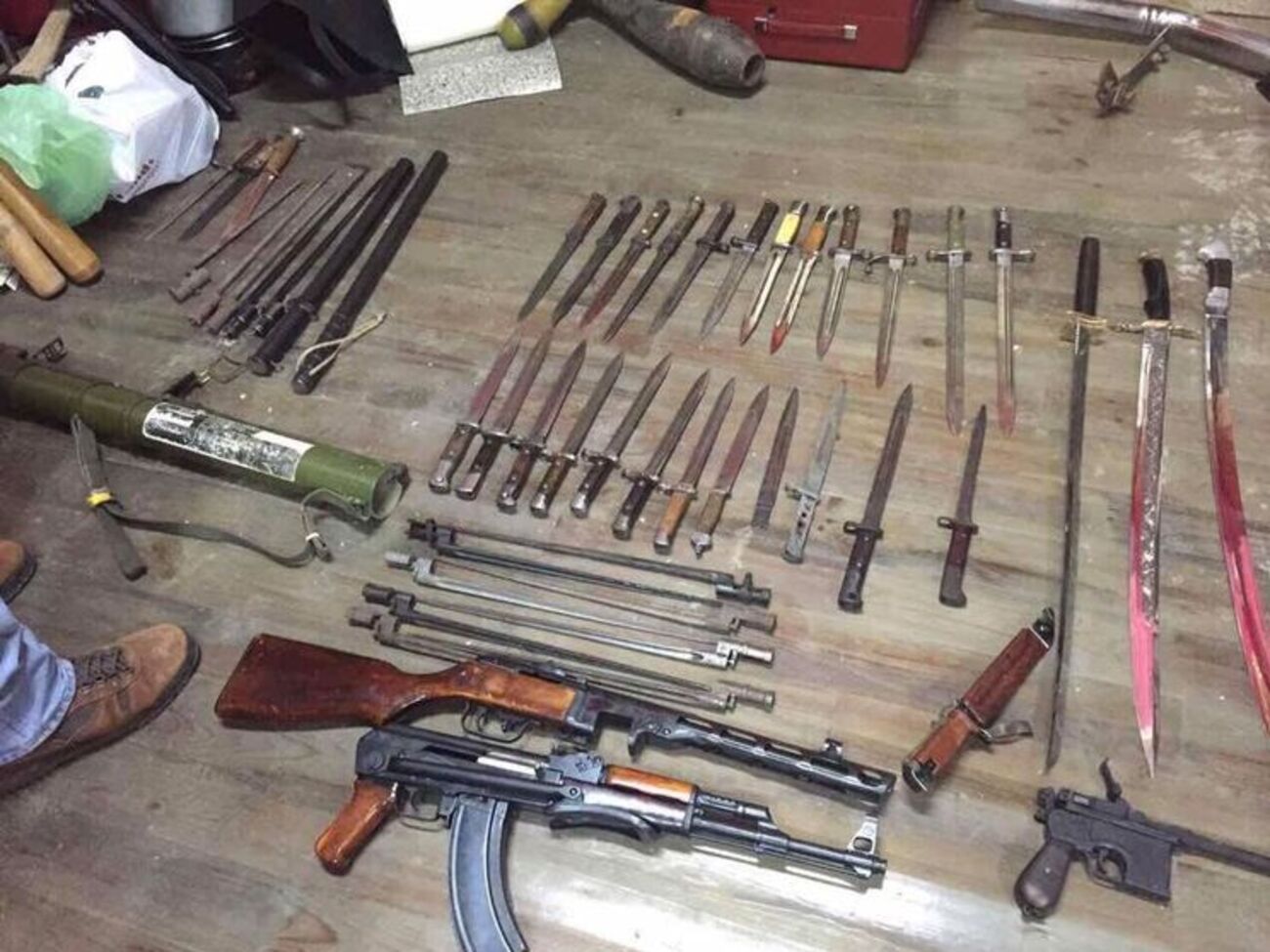 У будинку керівника виявлено та вилучено вогнепальну зброю, значну кількість набоїв, ножі