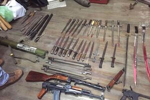 У будинку керівника виявлено та вилучено вогнепальну зброю, значну кількість набоїв, ножі