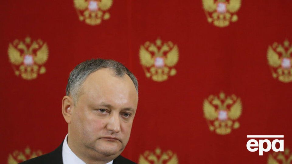 3 січня Додон позбавив молдавського громадянства Бесеску