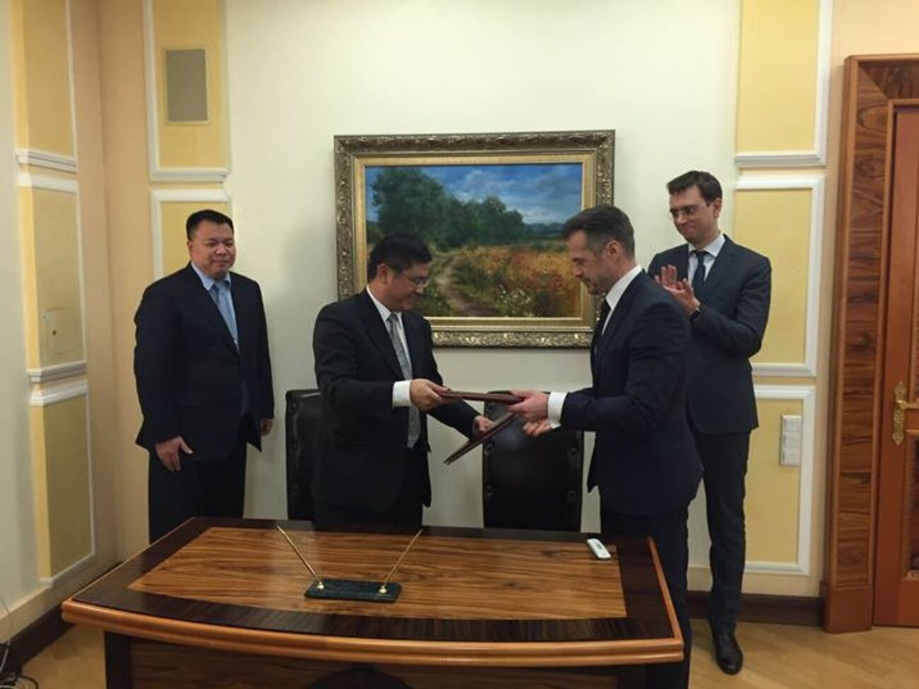 Меморандум подписали руководитель "Укравтодора" Славомир Новак и вице-президент корпорации China Road and Bridge Corporation&nbsp;Ду Фей