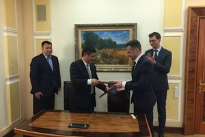 Меморандум подписали руководитель "Укравтодора" Славомир Новак и вице-президент корпорации China Road and Bridge Corporation Ду Фей