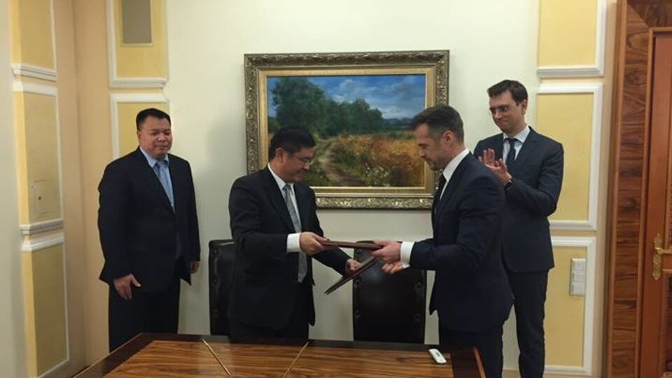 Меморандум подписали руководитель "Укравтодора" Славомир Новак и вице-президент корпорации China Road and Bridge Corporation Ду Фей