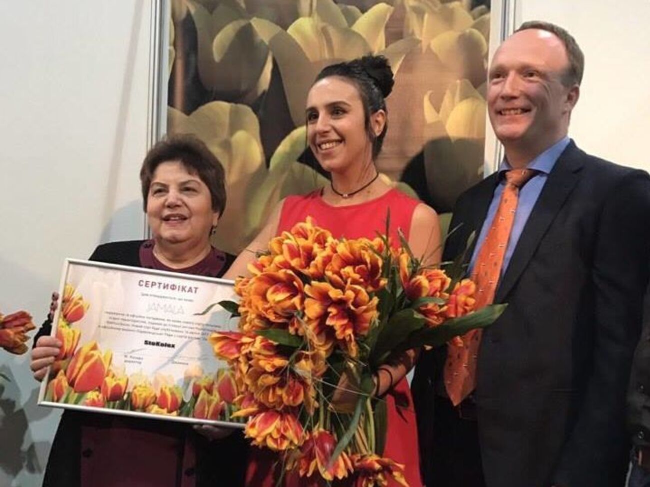 Джамала (посередині) з мамою і представником компанії з вирощування тюльпанів