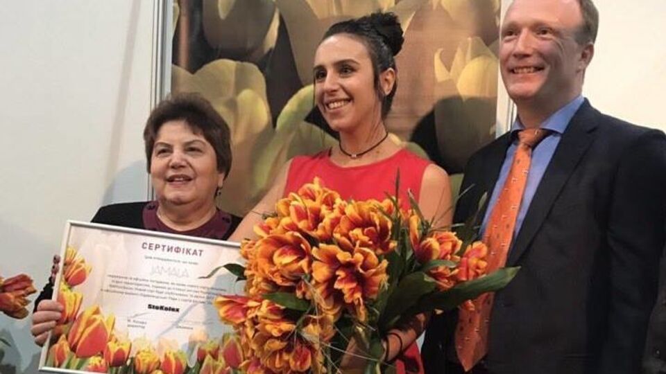 Джамала (посередині) з мамою і представником компанії з вирощування тюльпанів
