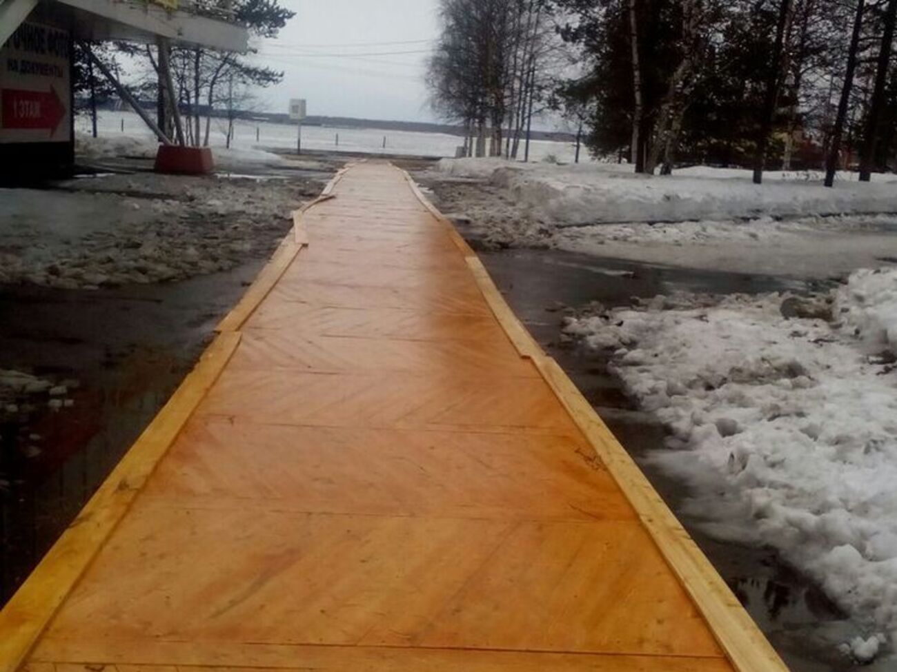 Пешеходную дорожку в Архангельске выложили паркетом