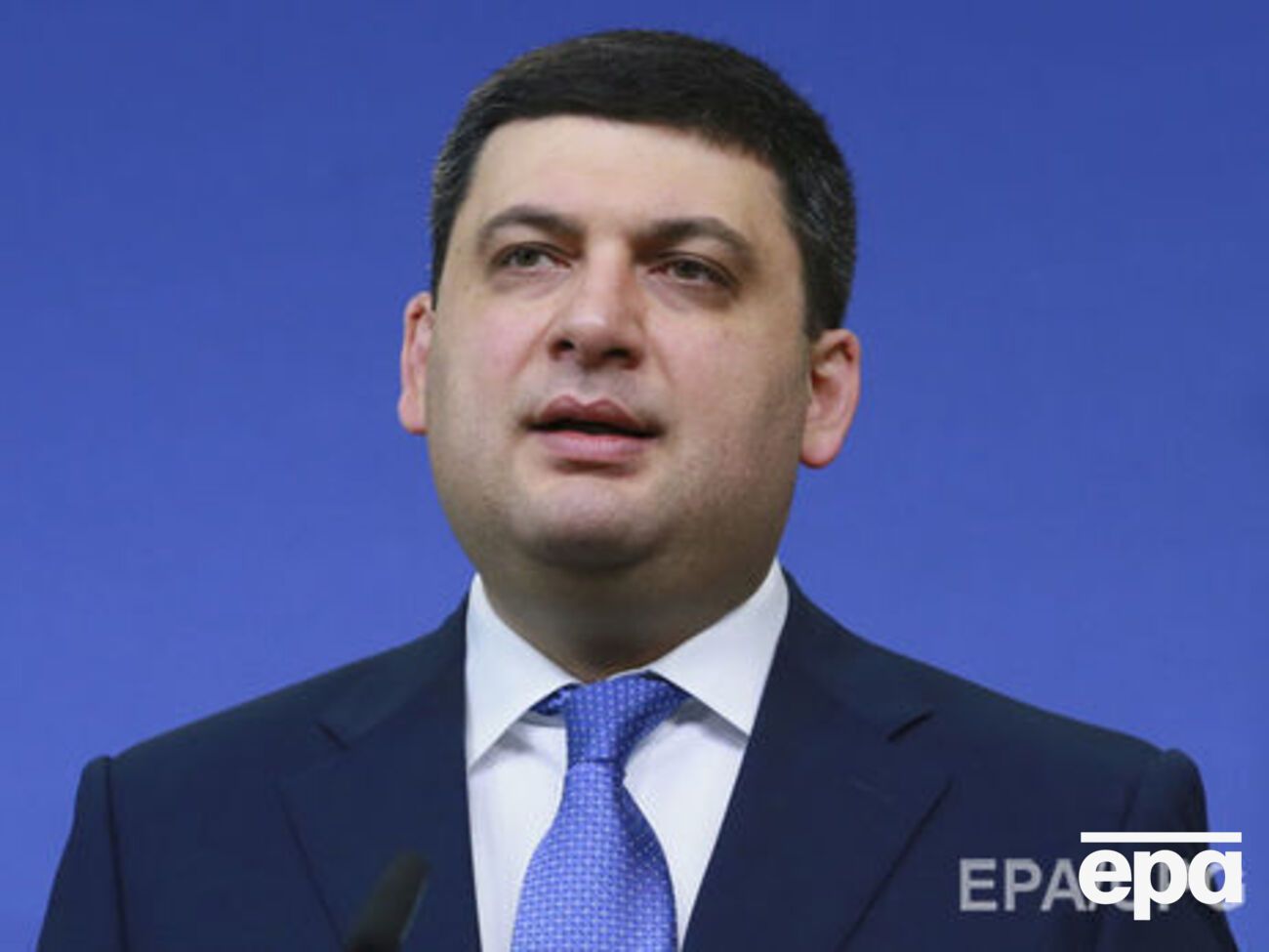 Гройсман о ремонте дорог: Заметьте: человек 10, а только двое работают