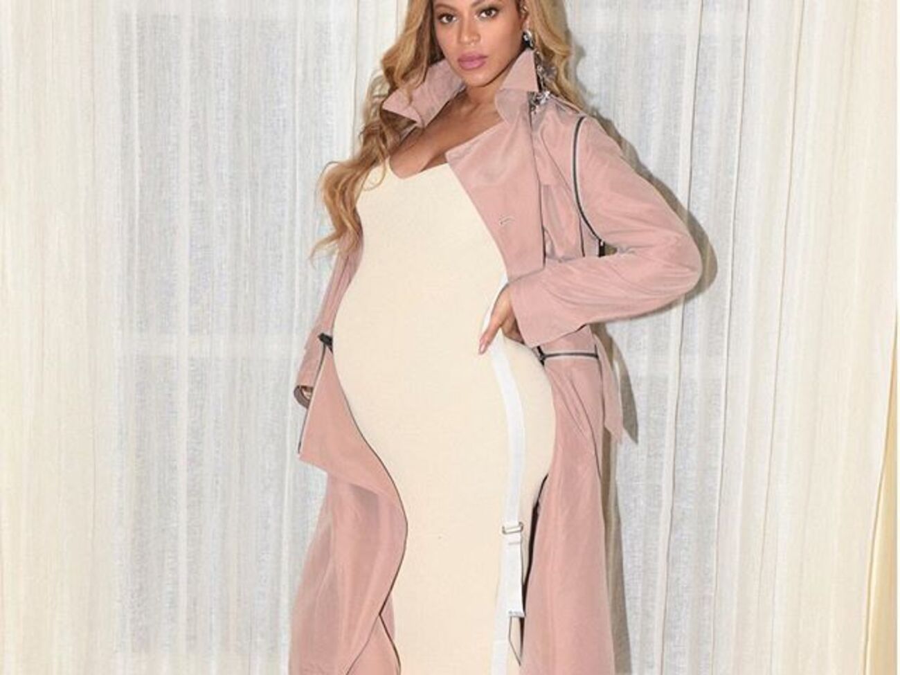 Бейонсе показала живіт у відвертому платті