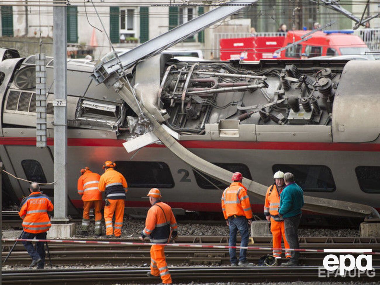 Поїзд під час аварії пошкодив лінії електропередач
