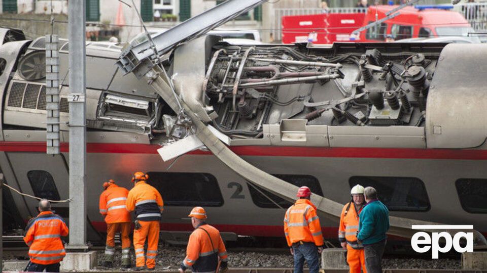Поїзд під час аварії пошкодив лінії електропередач