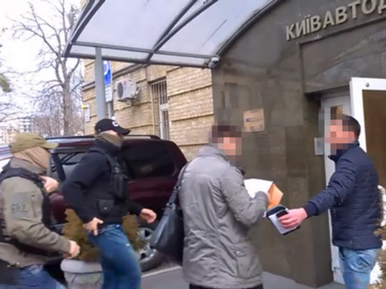 В "Киевавтодоре" обратили внимание, что фото оперативников рядом с корпорацией сделаны в формате PNG, а другие фото из "кабинетов" &ndash; в формате JPG