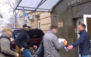 В "Киевавтодоре" обратили внимание, что фото оперативников рядом с корпорацией сделаны в формате PNG, а другие фото из "кабинетов" – в формате JPG