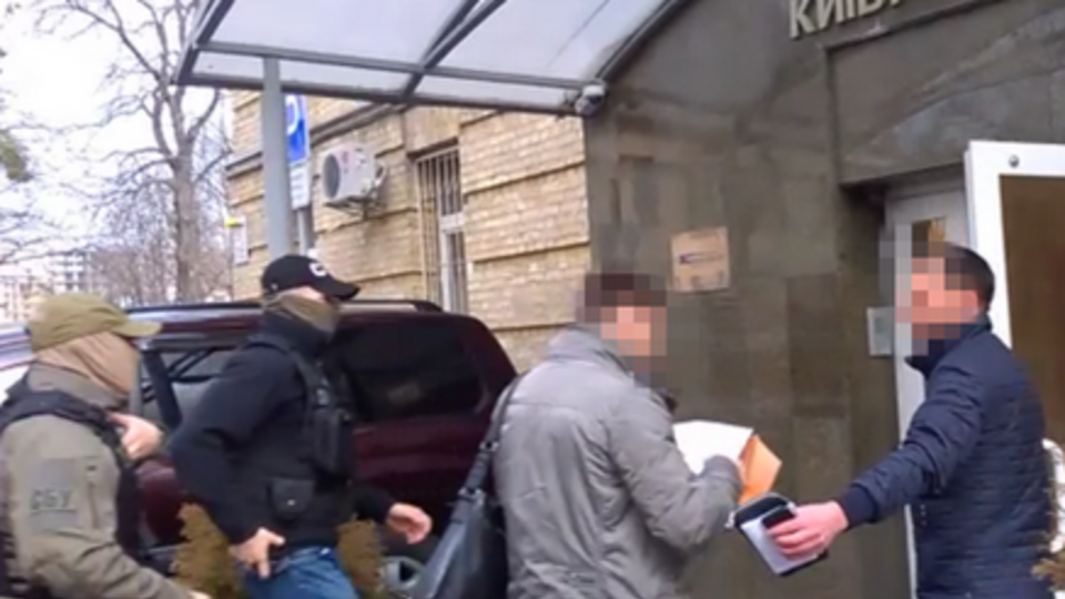 В "Киевавтодоре" обратили внимание, что фото оперативников рядом с корпорацией сделаны в формате PNG, а другие фото из "кабинетов" – в формате JPG