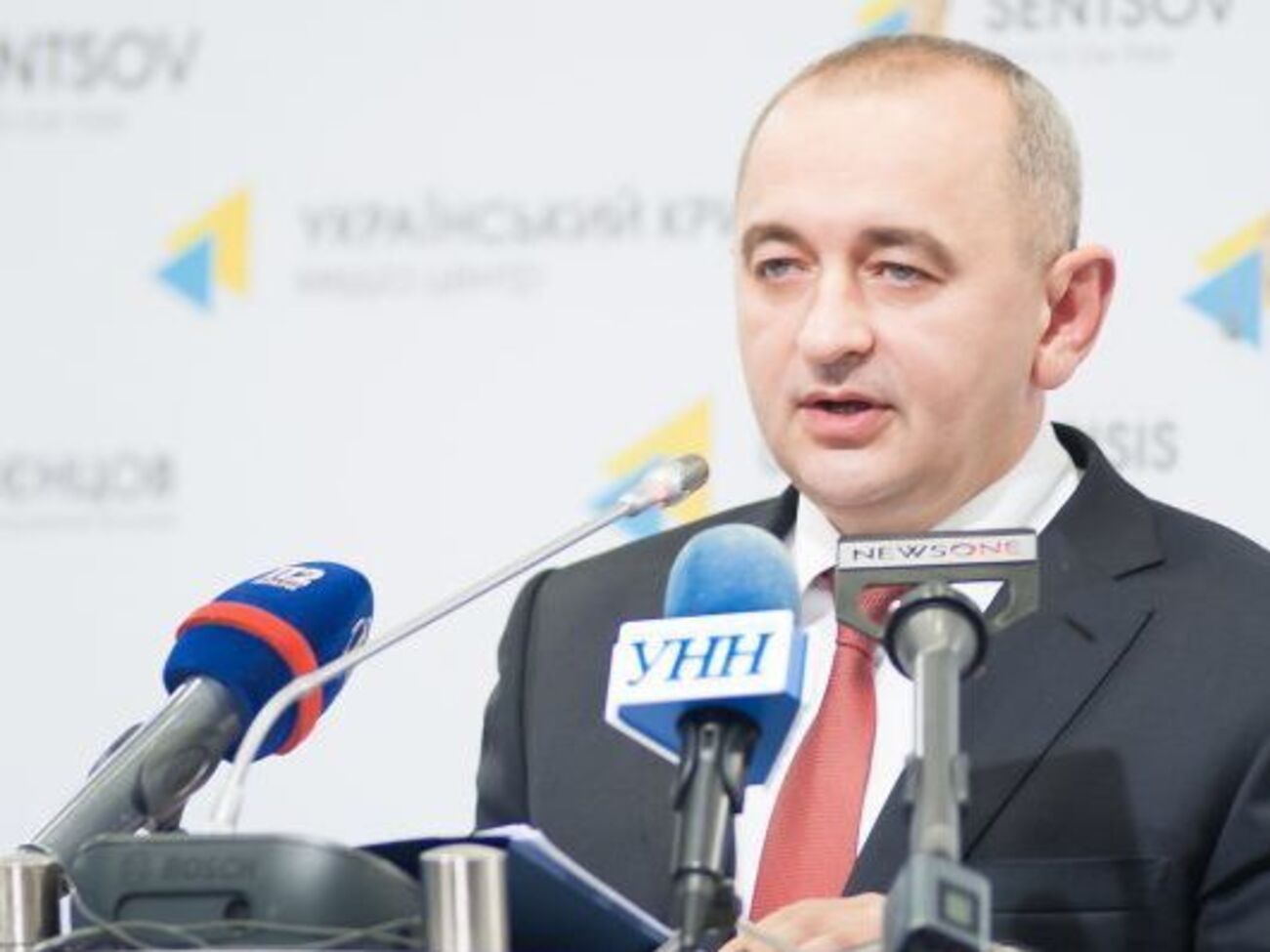 По словам Матиоса, перед взрывами очевидцы слышали гул, похожий на полет беспилотника