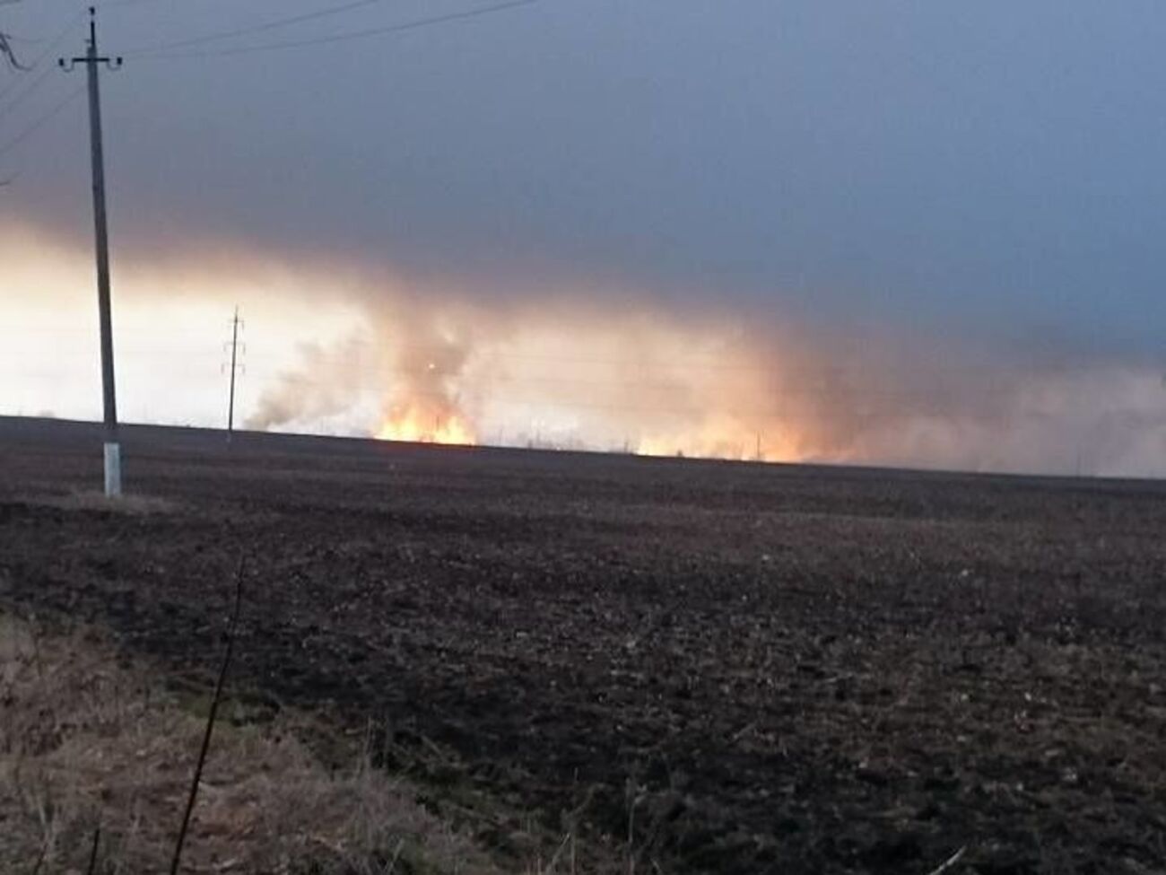 Матиос рассказал, что пожар на складе пока невозможно тушить