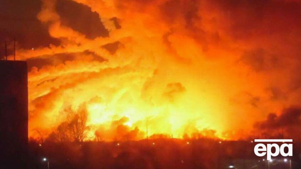 Очевидцы засняли на видео ЧП на военных складах в Балаклее