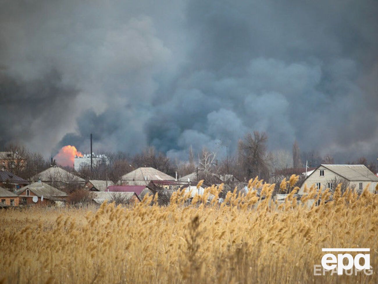 Взрывы на складах с боеприпасами продолжаются весь день