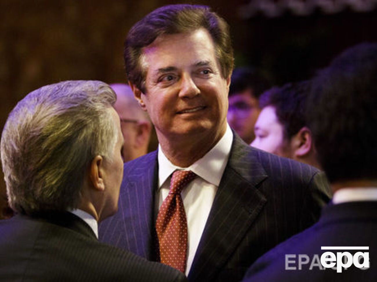 Ранее Манафорт подтвердил, что работал на миллиардера, приближенного к Путину