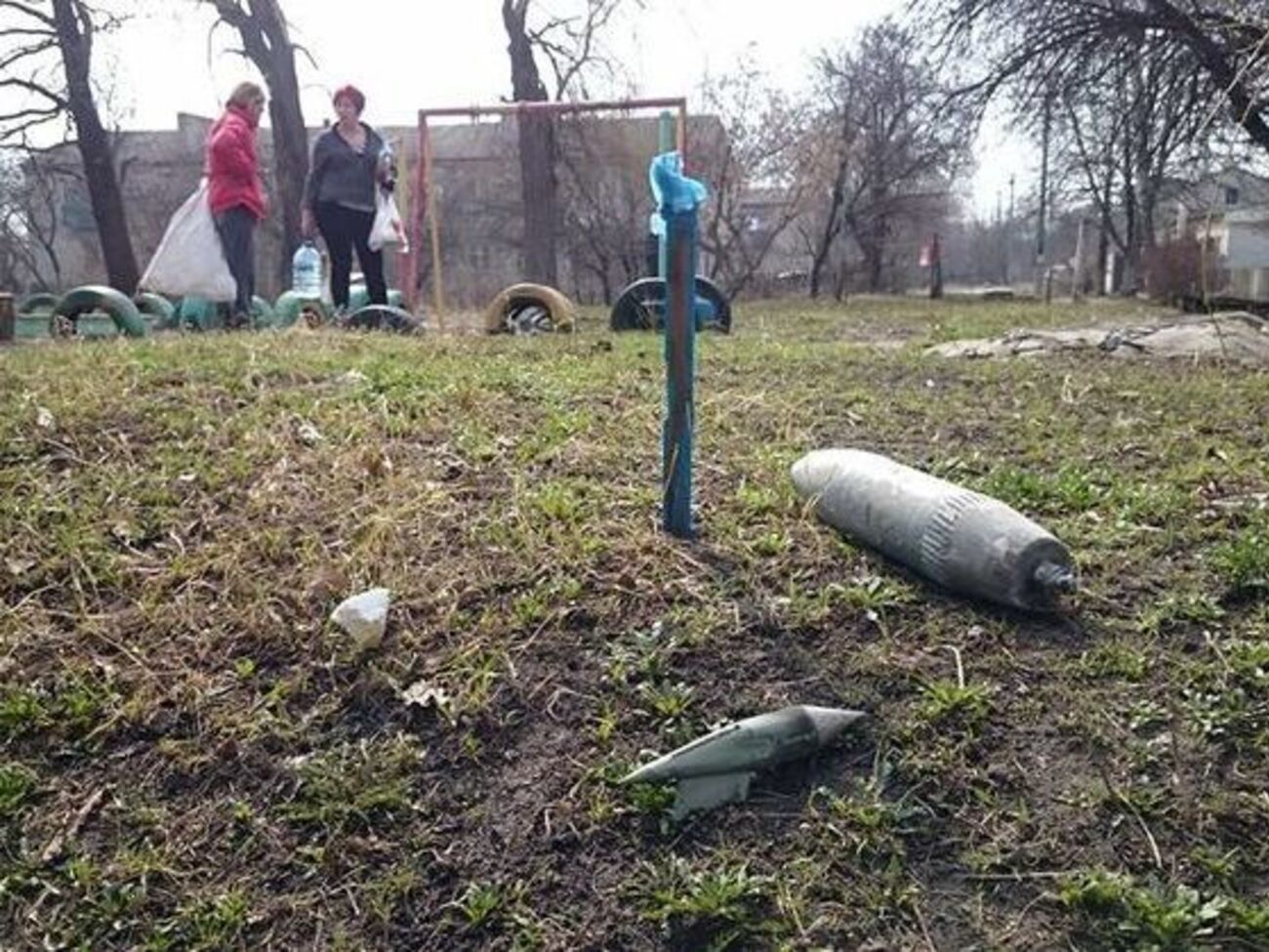Два человека обратились в больницу с травмами рук,&nbsp;полученными при уборке разбитого стекла
