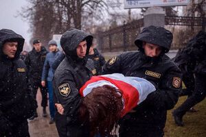 Людей б'ють кийками й силоміць ведуть до спецавтомобілів для перевезення затриманих