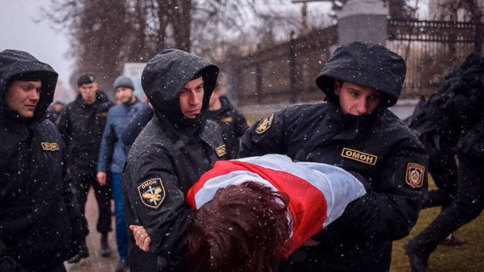 Людей бьют дубинками и силой ведут в автозаки