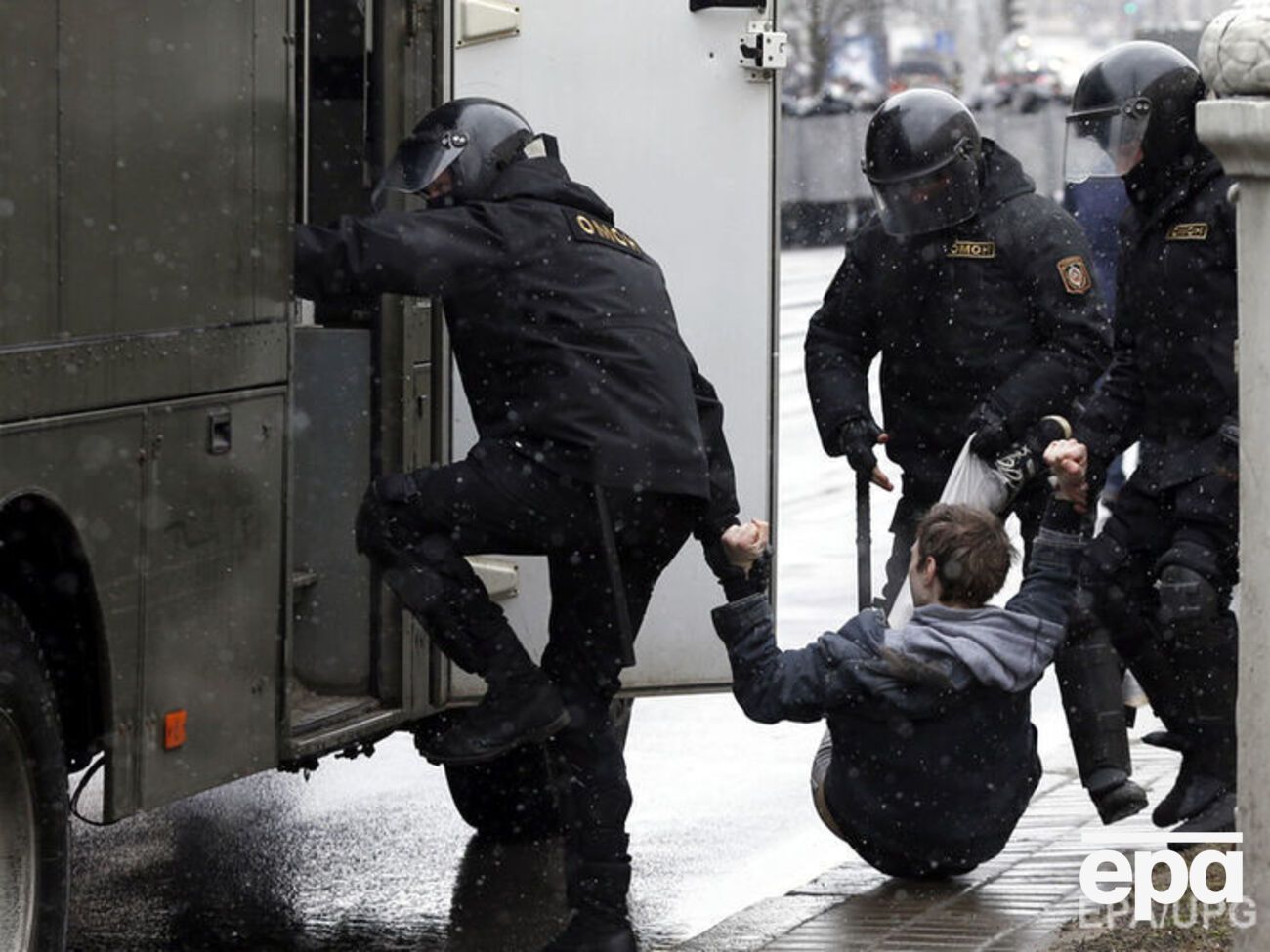Сьогодні в Білорусі загони міліції особливого призначення масово затримували активістів
