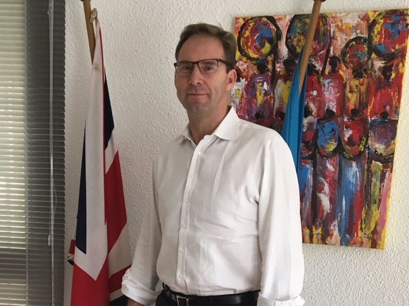 Бывший капитан британской армии&nbsp;Элвуд&nbsp;привлек внимание общественности после того, как&nbsp;пытался реанимировать раненого полицейского