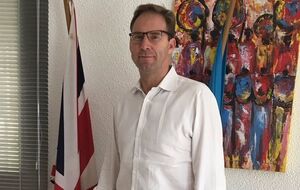 Бывший капитан британской армии Элвуд привлек внимание общественности после того, как пытался реанимировать раненого полицейского