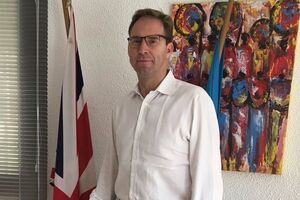 Бывший капитан британской армии Элвуд привлек внимание общественности после того, как пытался реанимировать раненого полицейского