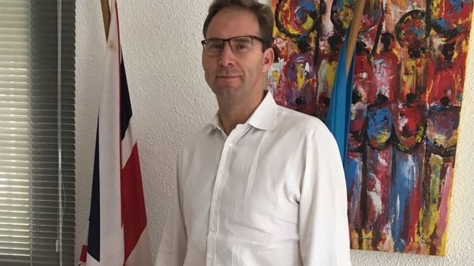 Бывший капитан британской армии Элвуд привлек внимание общественности после того, как пытался реанимировать раненого полицейского